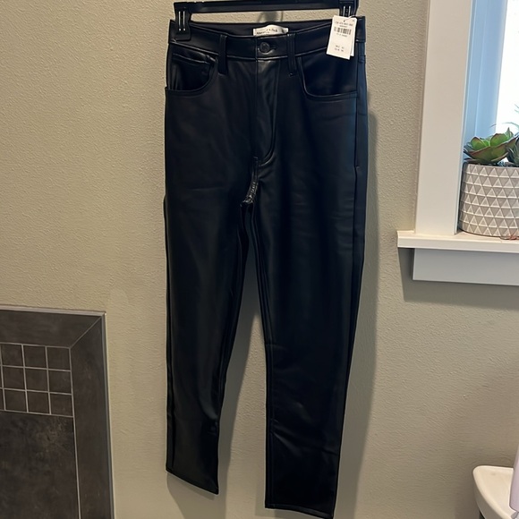 NWT Abercrombie Vegan Leather Skinny High Rise Pants - Picture 2 of 5